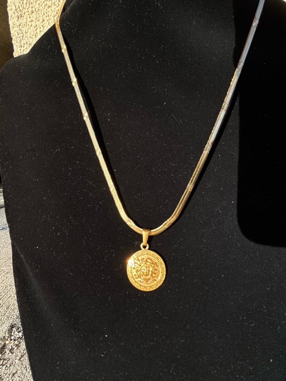 Gold Medallion Pendant Necklace - Classic Women's Jewelry